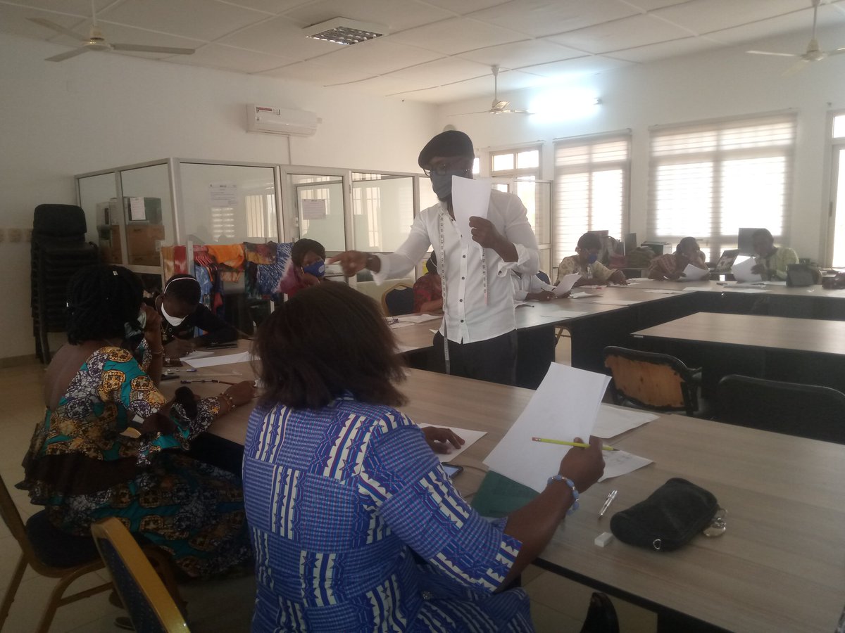 afrofashionev's tweet image. Après une heure de formation, les participants essayent de représenter sur un papier A4 leurs tenues. Pour le faire, ils vont s&apos;inspirer d&apos;une silhouette
#FashionEv
#ModeSpace
#FashionWorkshop
#DessinDeMode