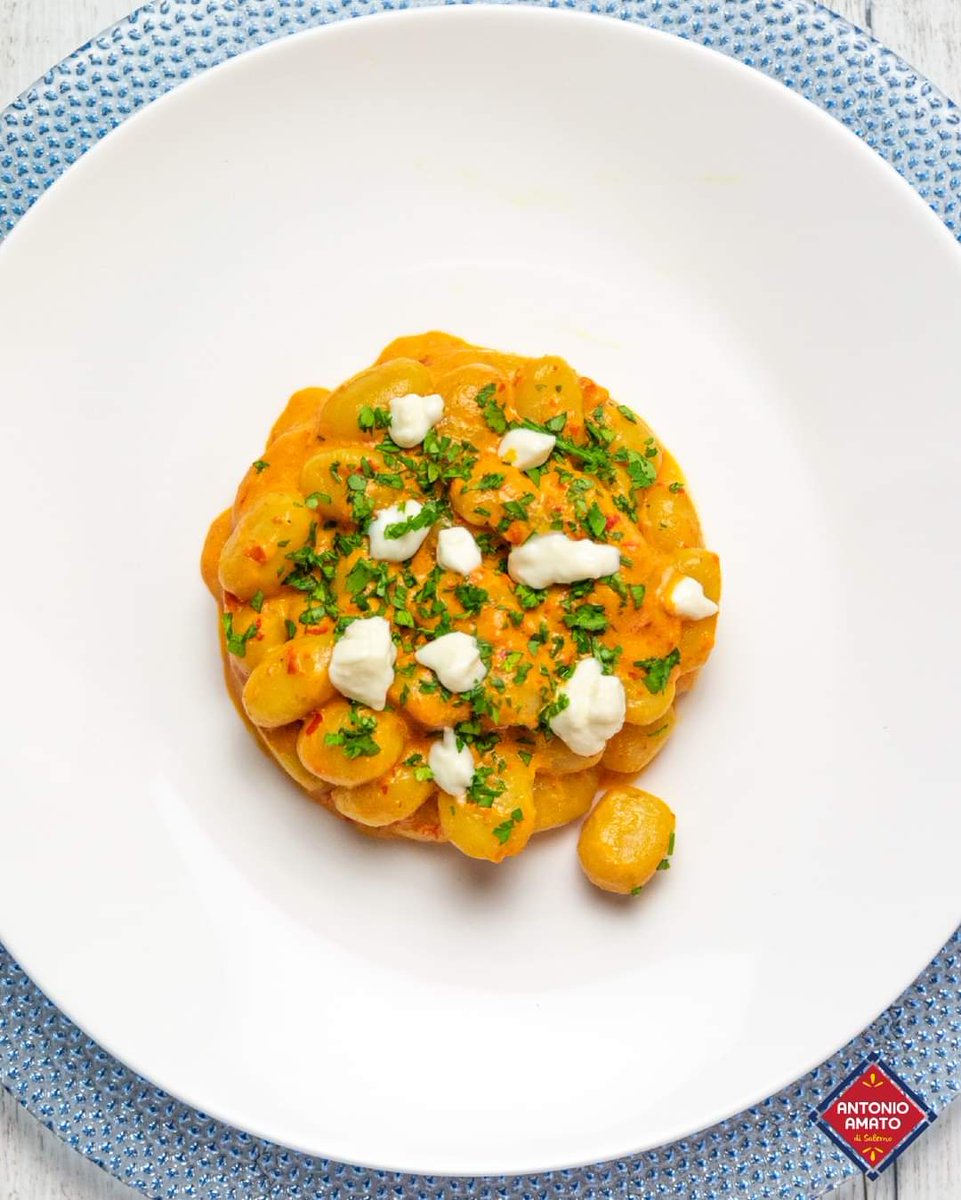 Amato_Pasta's tweet photo. Alla continua ricerca di ricette saporite e creative, siamo stati catturati dal profumo intenso dei peperoni a cui abbiamo abbinato la cremosità dello stracchino e i nostri Gnocchi di patate.
Il risultato è un primo semplice e delizioso 😋

#pastaamato https://t.co/6d8yIpXz22