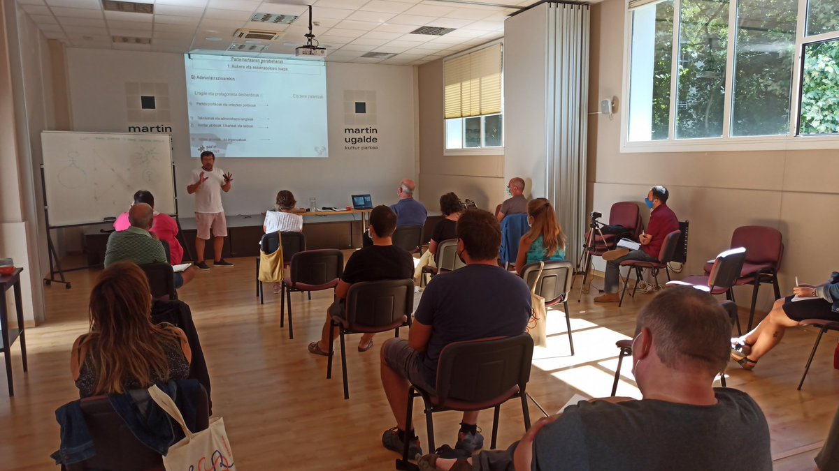 emun_taldea's tweet photo. Oporretatik indartsu itzuli gara. @IgorAhedo-ren eskutik emunkideak formazioan. Gobernantzaz, parte hartzeaz eta politikez hausnarketan. Ziurgabetasun aroari ekiteko badugu plana. #emun #gobernantza #nitikgura #emunerroan https://t.co/6NVIYIm2Bz