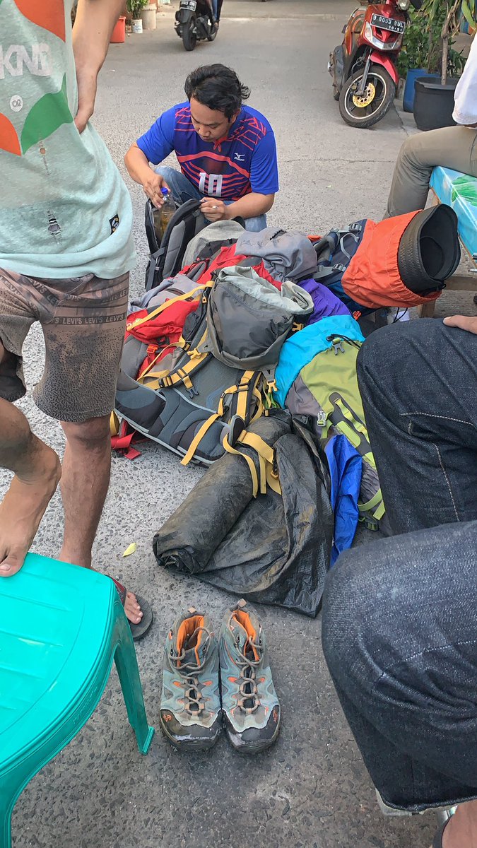 Masyudss's tweet photo. @randysetiawan6 Lagi pada packing ini juga pada mau ke gede. https://t.co/VXTpr1Y2ea