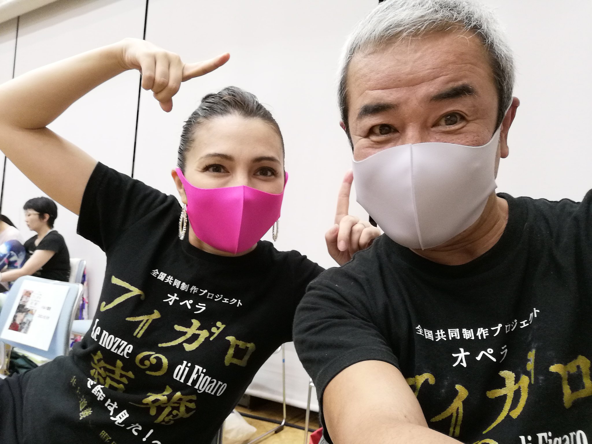 廣川三憲 今日の稽古場で 私アントニ男と娘バルバ里奈 親子でペアルック状態でした のショット 可愛い娘です 実際はすでに子だくさんのお母さんですけど ５年前の初演に続き今回もよろしくね コロン えりかさん モーツァルト オペラ フィガロの