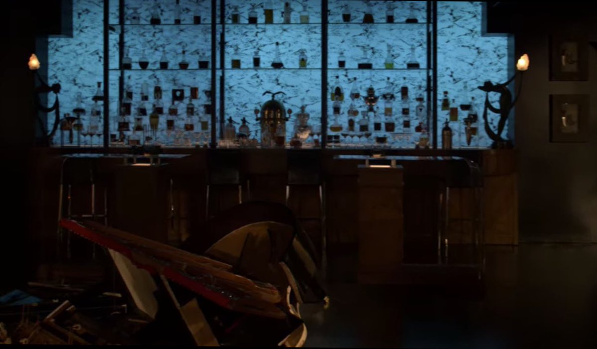 The penthouse bar. The new lightning in  #LuciferSeason5   A thread.  #LuciferNetflix   502: Michael - cold blue bar