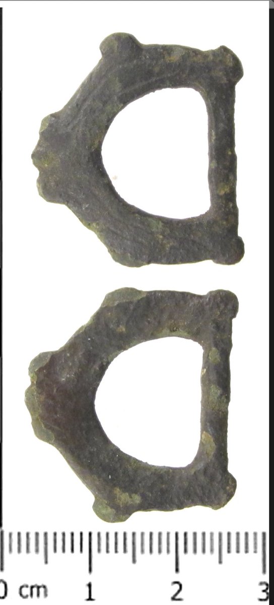 EMidsVikings's tweet image. This cast copper-alloy buckle found near North Clifton, #Nottinghamshire  has some elements of the #Ringerike style decorating a broad, flat frame and a narrowed strap bar. tinyurl.com/y4rvw2hv #EMidsVikings