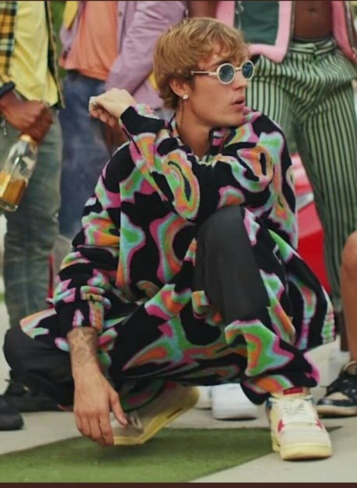 bizzleslust's tweet photo. my mutuals want me to make a thread of the mv pictures i have on my phone rn so here we go https://t.co/vKyPRp8pq5