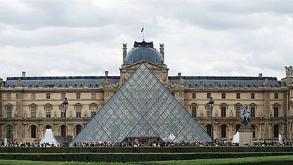 AC_Horizons_fr's tweet photo. Le musée du Louvre recréé sur #ACNH ! https://t.co/LloNsAvWXj