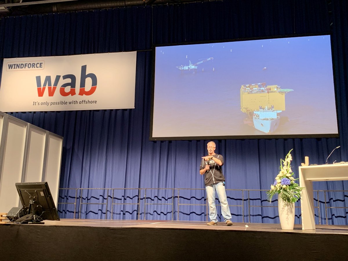 WABWindnetwork's tweet photo. Der Industriefotograf Ulrich ⁦@wirrwa⁩ zeigt auf der #windforce2020, wie er seine beeindruckenden #offshorewind-Aufnahmen macht #BorWin3 https://t.co/QsC2sT55Ih