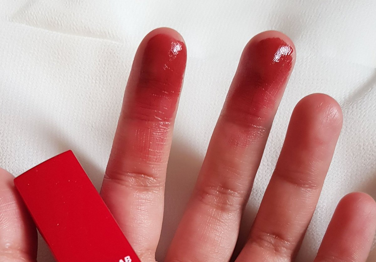 ปากแดงไม่จำเป็นต้องแรงซัมเหมอปัย!!! Candylab ทำโทนแดงดีตลอดเลยยย ทาombre ละปุ๊กปิ๊กมาก ♥️ นุ้ง Spoiled จะมีความแดงอมชมพู ทำให้หน้าสว่าง🌟 เนื้อดีมากก ชุ่มชื้นสุด มีสเตนนิดๆ
#ไว้รีวิวห้ามขายของโว้ยย