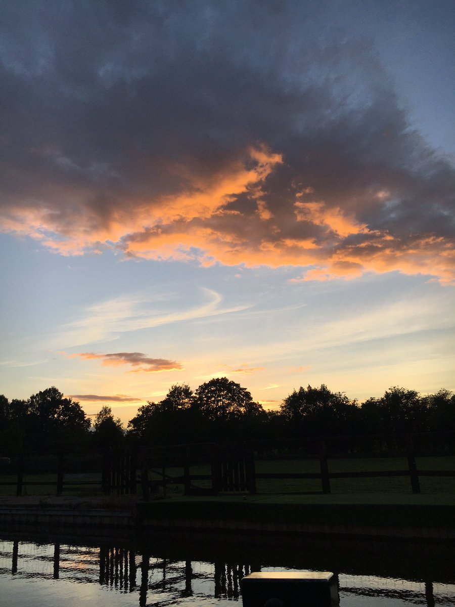 Beautiful sunset on the Llangollen Canal yesterday <a href="/DerekTheWeather/">Derek Brockway - weatherman</a>