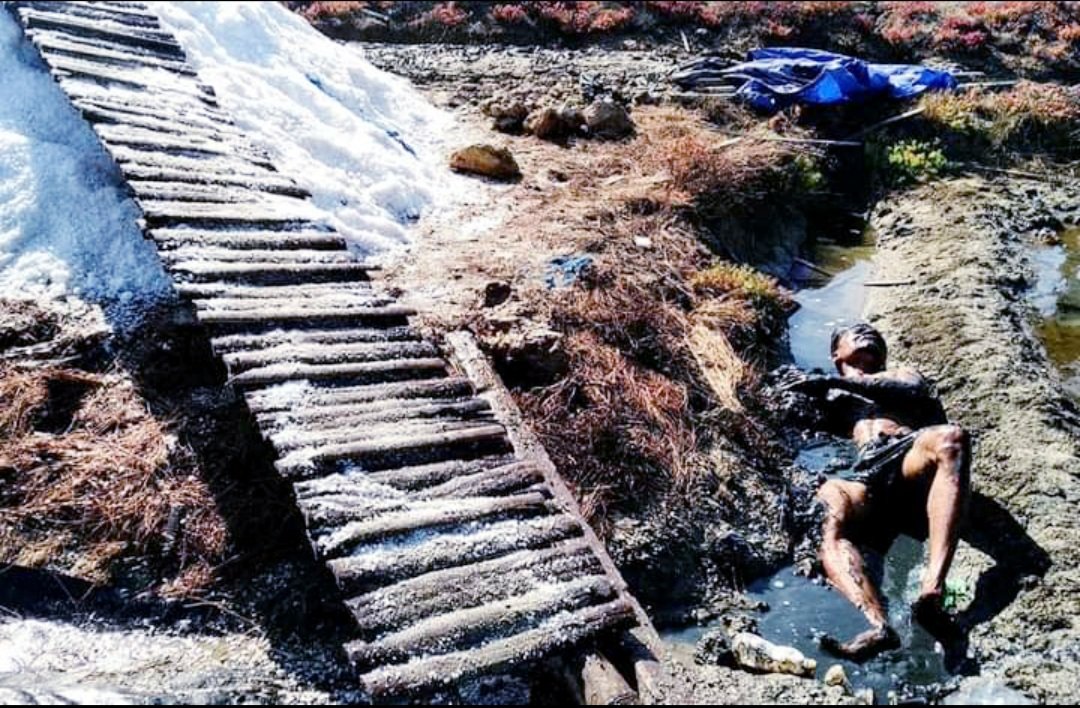 antonsujarwo12_'s tweet photo. Salah satu potret petani garam di Madura.
Demi bertahan hidup, kerja keras tak kenal batas usia. Tetap bekerja keras di usianya yang renta, usaha yg tak membawanya pada kata "Sejahtera".
Harga jual tak manusiawi pula.
@KhofifahIP @jokowi @KemenBUMN @erickthohir @susipudjiastuti https://t.co/2ufSdEvrlL
