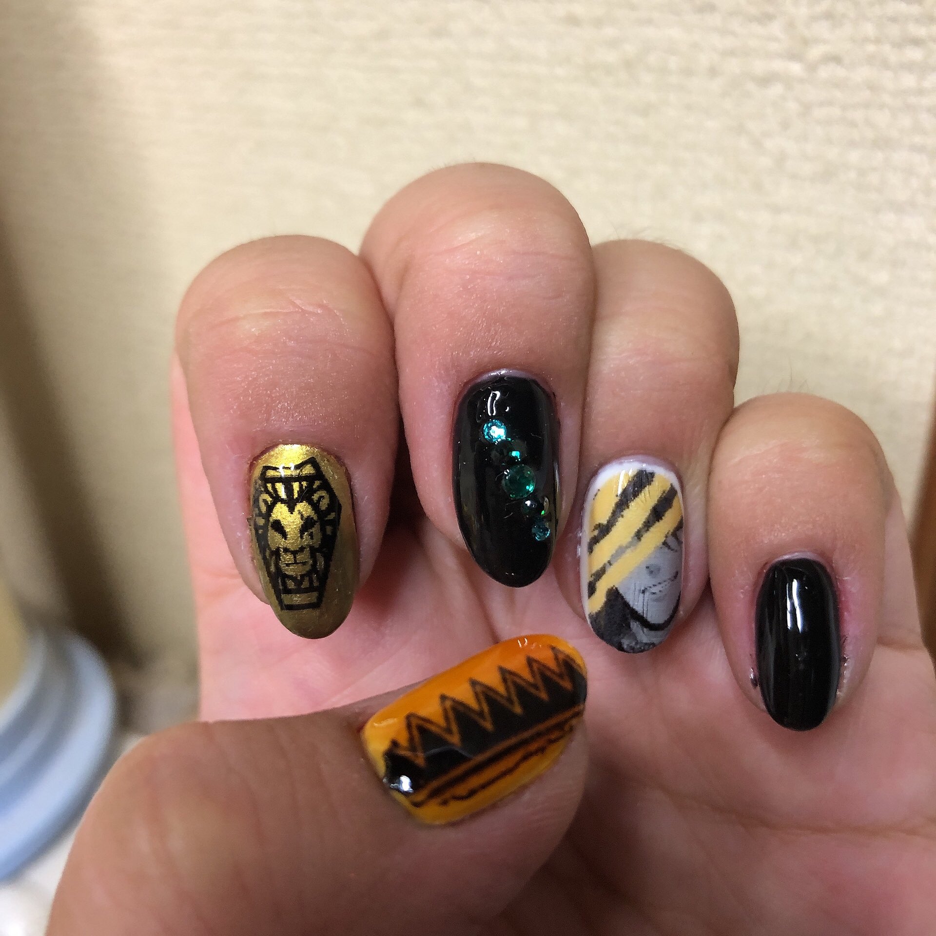 ｶﾅﾝ ｱﾚｷ鯖 鞄の皆忘れんなよぉっ ツイステ推しネイル完成っ 右手はジャックくん 左手はレオナおじたん 転写シールがよれちゃったのは悔しいけど 仕方ないと諦めた A ツイステ 痛ネイル ネイル T Co 4rd7hvndv0 Twitter