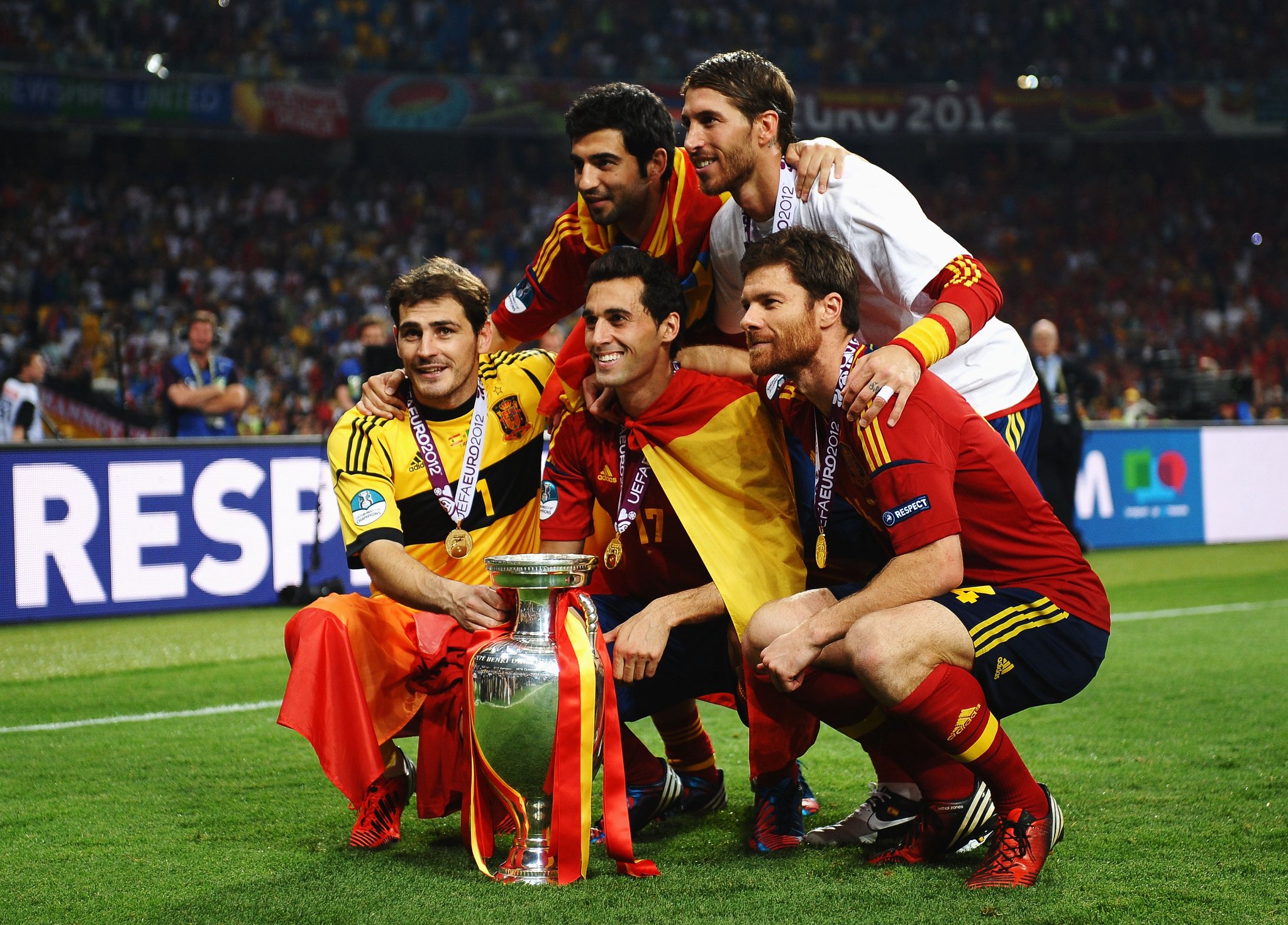  EURO 2012 2010 world champion EURO 2008 2004   Happy birthday, Raúl Albiol 