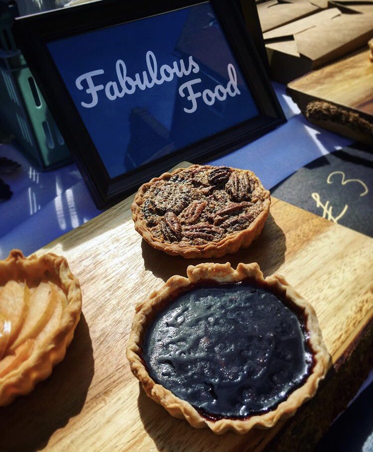 CourageYard's tweet photo. Thereโs SO much great food on offer at our #ProvisionsPopUp today, whether itโs an on-the-go snack lunch ๐ฅง or a full stock up of the kitchen bread bin ๐
@wholegrainbake and Tart Tart Quiche are here at #CourageYard, #ShadThames until 4pm!
#TowerBridge #SE1 #LondonStreetFood https://t.co/9uQl8mGDwh