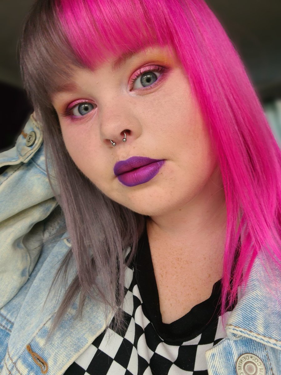 Having a day at my grandad's helping out.
Love this makeup look though
@JeffreeStar @shanedawson  
using #conspiracypalette #queenbitchminibundle 

#septumpiercing #alternativestyle #youtuber #mum #tattooed #brighthair #splithair #ombrelips #blueyes