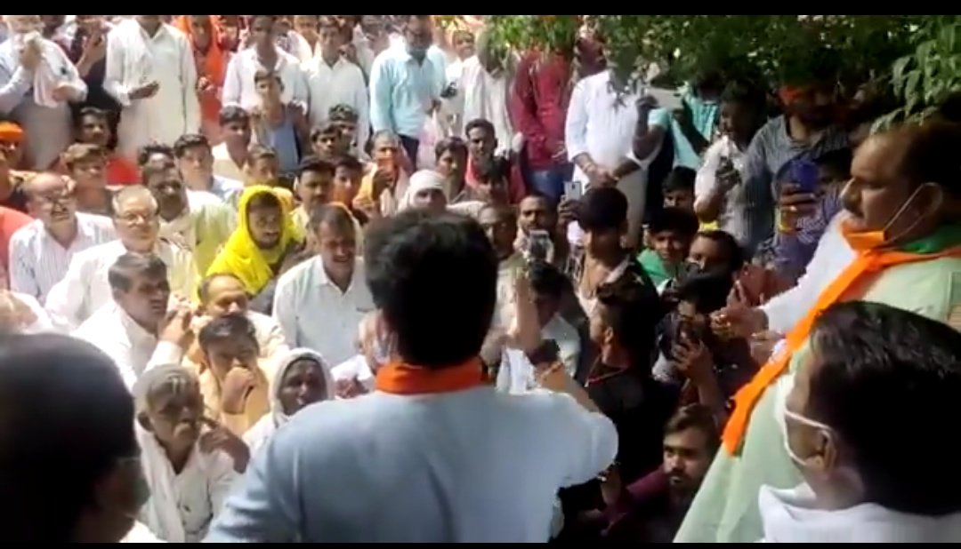 shivam_mishi's tweet photo. चुनाव प्रचार के लिए कोरोना की गाइडलाइन लागू नहीं है परंतु बेरोजगार युवाओं के शांतिपूर्ण प्रदर्शन पर कोरोना है लाठीचार्ज कर दिया
( दिनांक: 03/09/2020 
स्थान: सुमावली विधानसभा में प्रचार करते ज्योतिरादित्य सिंधिया और बीजेपी के मंत्री
#speakupforMppscPebstudents 
#mppolicbhartido https://t.co/zDenfG79cD