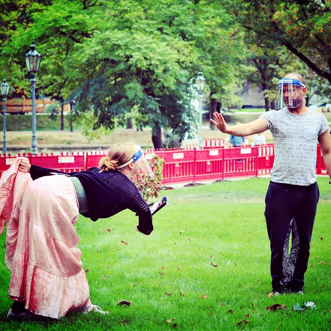 #Cinderella #rehearsals outside, the last thing the park-goers were expecting

Our first show tomorrow is sold out 🤗

But there is always a second show 🤗

english-theatre-duesseldorf.de/home

facebook.com/events/s/tmd-k…

#musicaltheatre #duesseldorf #vanessahartmann #actorslife #schauspielerin