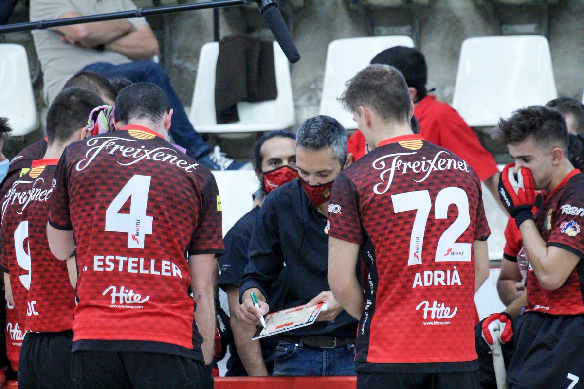 cenoia's tweet photo. ⚠️ Aquest dissabte, viu la final de l'#OkLligaCat @frit_ravich en pantalla gegant a @ILPICAROLO!

A les 21:30h el @cenoia @freixenet ens jugarem el primer títol oficial de la temporada contra el @FCBhoquei.

Imprescindible reservar taula al 938910527!

#santsadurní

📸 @eevapee https://t.co/Y8OlekS9AI