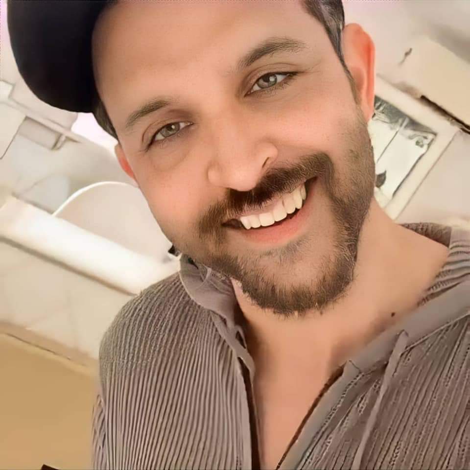 MaggiePol2's tweet photo. #TreeViewIndia📺
The smiling 😊
#Gorgeous😍
#HrithikRoshan...introducing Treeview himself via video🤗
LOOK AT HIM🤗
SEE THIS SMILE? 💓
#HrithikRoshan
#Smile_Is_Light✨💫 https://t.co/kzxYDtrasS