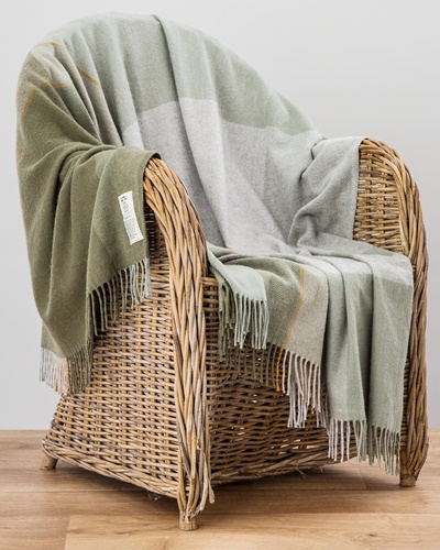 ShopTipperary's tweet image. #AvocaHandweavers
Avoca Handweavers July Bug Cashmere Blend Throw, Green $189.99 Free Shipping
Made in our Mill in Avoca Village, this sumptuous throw is crafted from a rich cashmere and wool blend - perfect for layering over your bed or couch.
biturl.top/ZfIrUr