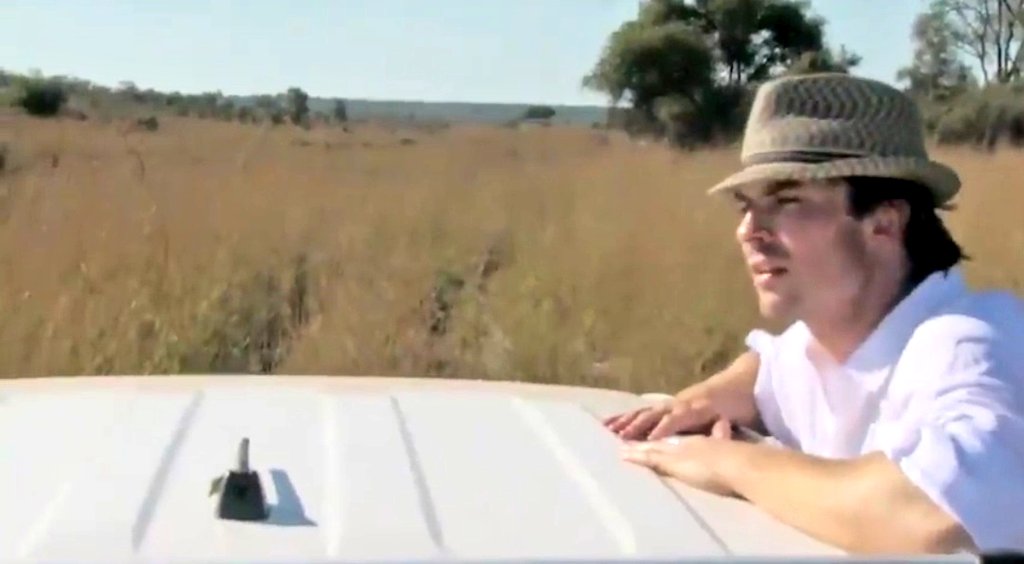 iLoveMrSmolder's tweet photo. The fact that this was taken 9 years ago in Africa ❤ @iansomerhalder #KissTheGround https://t.co/c4TfymiI3V