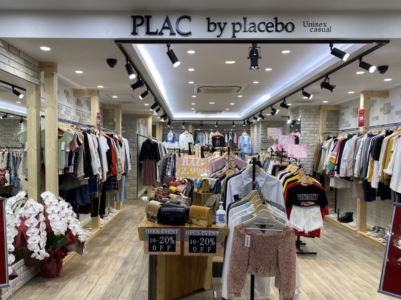 もーちぃ 日本一新大久保に詳しいol 速報 新大久保に初の 大型アパレル店舗がオープン 場所は新大久保駅からすぐのcafe Bingoの下 韓国からアイテムを輸入してるみたい 新大久保ってお洋服屋さん少なかったから期待