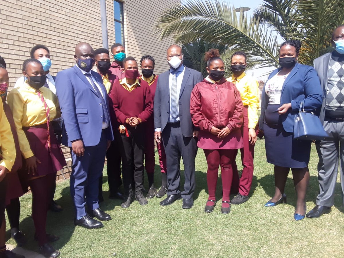 HomeAffairsSA's tweet photo. Deputy Minister Njabulo Nzuza and @DBE_SA are in Mangaung, Free State to facilitate the roll-out of the #SmartIDCard campaign. If you’re in matric, make sure you apply #SmartID4Matrics @GCISMedia @SAgovnews https://t.co/IUxujL81I1