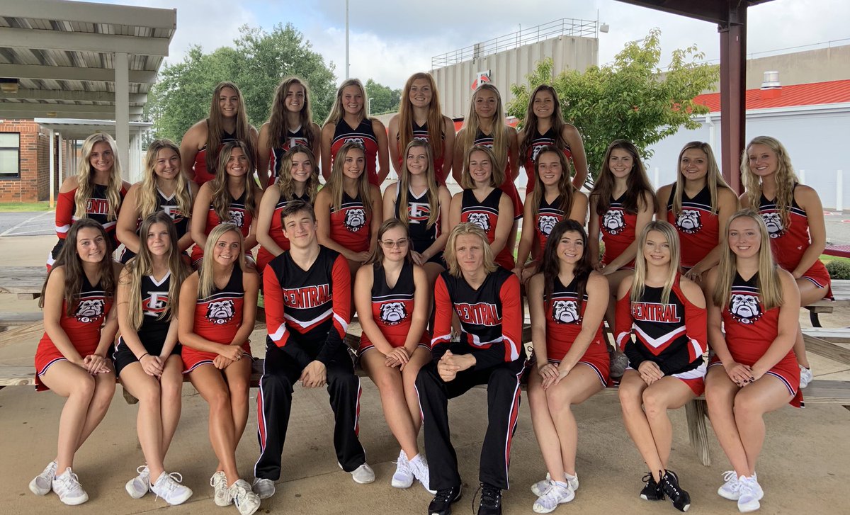 FCHSCheerDawgs's tweet photo. Friday night lights are back!! 🏈🎉 We can’t wait to celebrate our Football and Competition Seniors! #SeniorNight #CraziesOut #BeatBT https://t.co/iGFJgQji8E