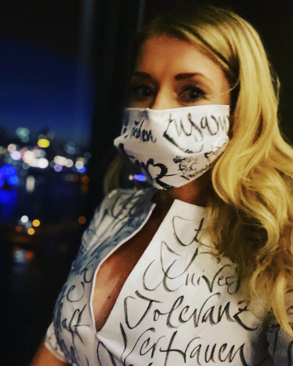 SandraQuadflieg's tweet photo. Solidarität & Zusammenhalt sind in diesen Zeiten besonders wichtig! Deshalb freut es mich sehr, dass der Metropolitaner Award am Dienstag Menschen ausgezeichnet hat, die sich für unsere Gesellschaft engagieren ❤️
#MetropolitanerAward #StefanGwildis #YaredDibaba #SandraQuadflieg https://t.co/yBia7VrxVz
