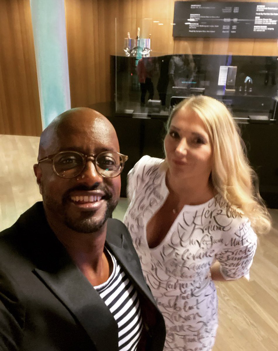 SandraQuadflieg's tweet photo. Solidarität & Zusammenhalt sind in diesen Zeiten besonders wichtig! Deshalb freut es mich sehr, dass der Metropolitaner Award am Dienstag Menschen ausgezeichnet hat, die sich für unsere Gesellschaft engagieren ❤️
#MetropolitanerAward #StefanGwildis #YaredDibaba #SandraQuadflieg https://t.co/yBia7VrxVz