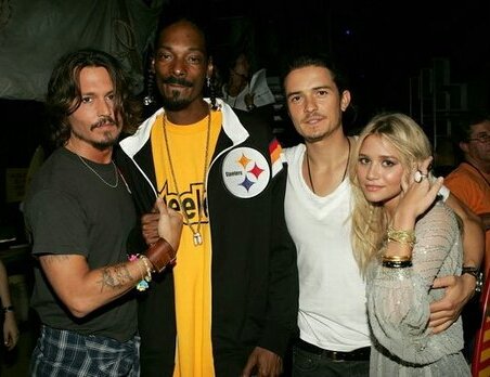 2006:  #Snoopdog presents  #JohnnyDepp and  #OrlandoBloom with Teen Choice Action Adventure award for  #POTC  #DeadMansChest 2019: West Coast Rapper and Hip-hop Veteran Snoopdog Shares an epic moment (On his Instagram)hanging out alongside Hollywood icon JohnnyDepp