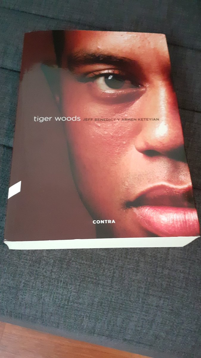 La biografía de Tiger Woods, traducida por un servidor para <a href="/editorialcontra/">ᴄᴏɴᴛʀᴀ</a>, lleva un añito en las mejores librerías 🎉. Dadle un poco de amor ♥️