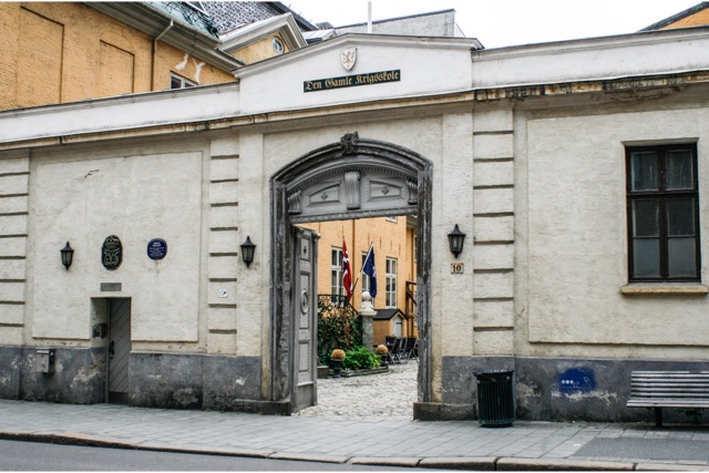OsloByesVel's tweet photo. Den politiske ledelsen i Forsvarsdepartementet har besluttet at Tollbugata 10 i Oslo, som i mer enn 200 år har vært i Forsvarets eie og huset Krigsskolen skal legges ut for salg til private. Les mer: https://t.co/aI4tafpRbi https://t.co/8ejSkyB1uH