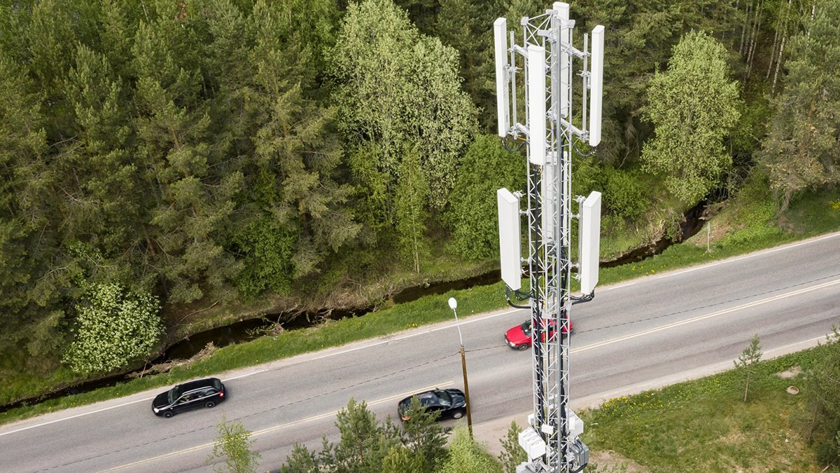 IlmaTiede's tweet photo. Liikenteen turvallisuutta kehitetään #5GSAFEPLUS-projektissa teknologian avulla. Ajoneuvoille toimitetaan ajantasaisia tietoja #5G-verkossa, myös autot osallistuvat tiedon jakamiseen. https://t.co/KfKm1Ah4DN

#liikenne #turvallisuus #älyliikenne

📸Tuomas Uusheimo / Keksi Agency https://t.co/LJ76ymWAPm