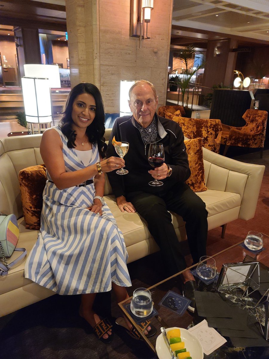 manjitminhas's tweet photo. Great night drinking Artingstall's Martini's with my fellow Dragons Jim, Arlene and Lane at the Fairmont Royal York Clockwork Bar!
#openforbusiness #artingstallsmartini #fairmontroyalyork #clockworkbar https://t.co/JiednPpydn