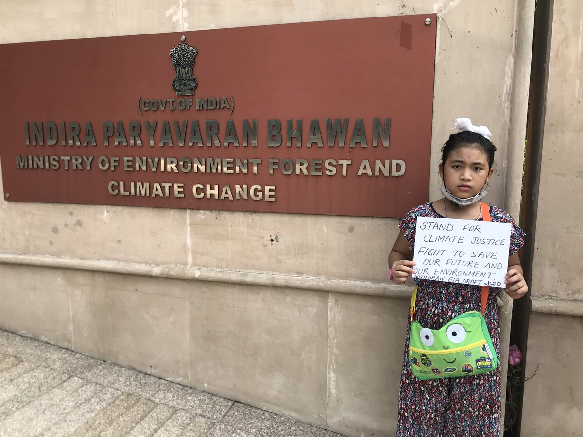 LicypriyaK's tweet photo. Another protest today for Friday Climate Strike to #ScrapEIA2020.

Delhi has the worst air pollution of any capital. EIA 2020 exempts 25 "red" &amp; "orange" toxic industries from Public Consultation &amp; Expert Appraisal approval. This is unacceptable @moefcc. Withdraw Draft EIA 2020. https://t.co/cC6kSWReus