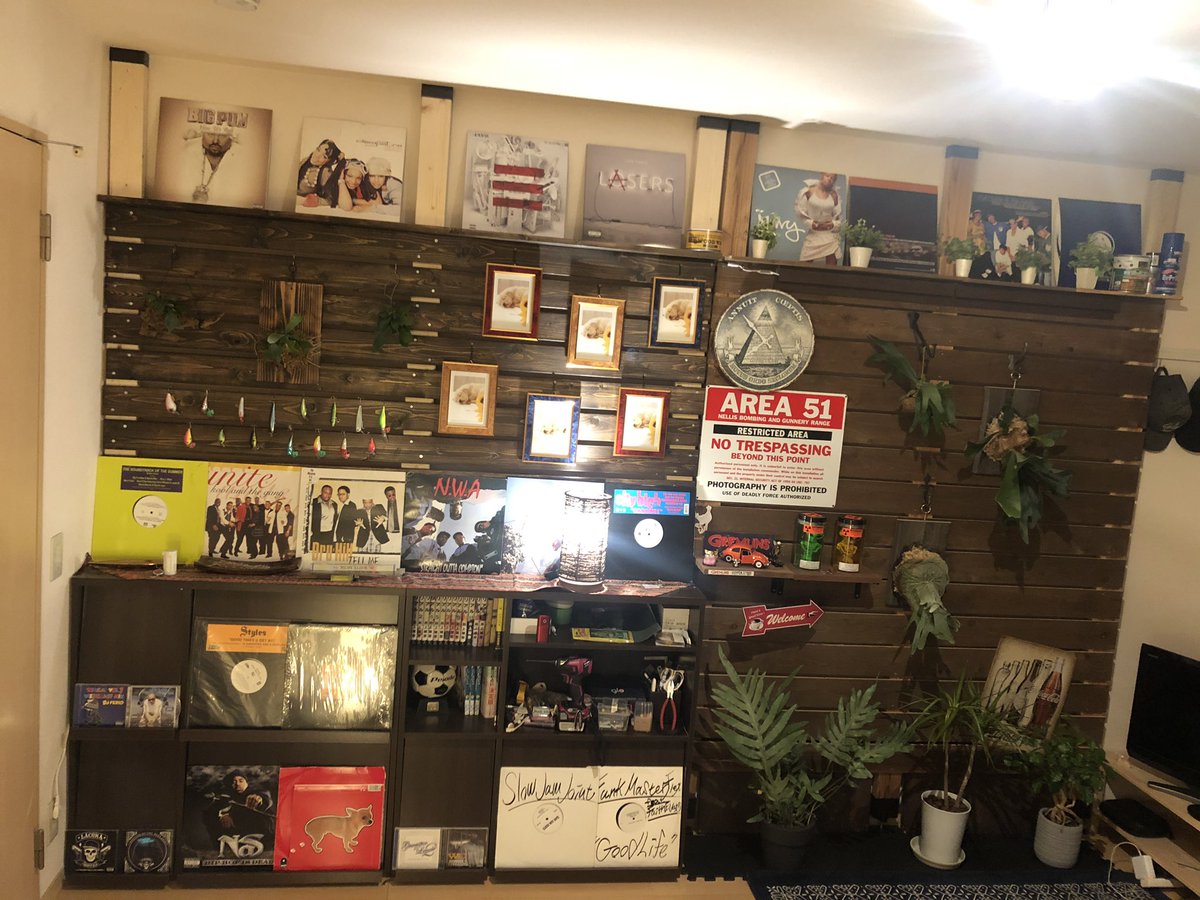 rxooorxooo's tweet photo. #賃貸でも諦めない
#DIY
#物づくり
#コウモリラン
#フリーメイソン 
#レコード https://t.co/GKeYJsF39b
