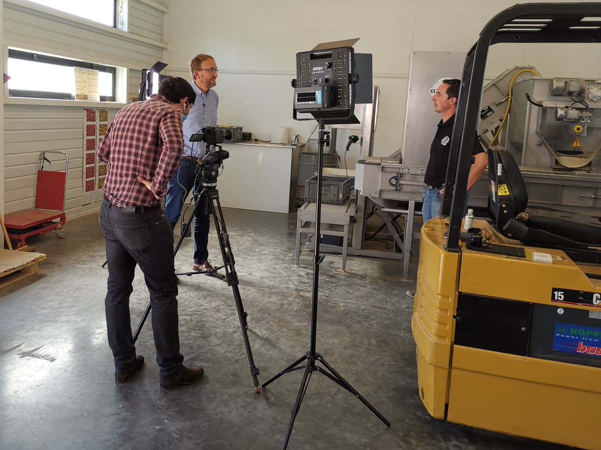 ArvalisHdF's tweet photo. Bientôt le 2ème épisode de la vidéo sur la Digistation de Villers-Saint-Christophe !
Hier, tournage chez notre partenaire #Eurocelp, pour présenter l'avancée des travaux sur le comptage automatisé - par imagerie - des germes de pommes de terre, en cours de développement. https://t.co/XKyY2C2cMX
