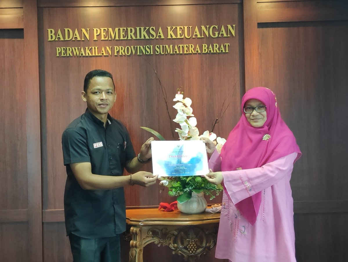 WartawanMuda's tweet photo. Alhamdulillah. Menerima piagam penghargaan dari BPK RI, diserahkan langsung oleh Kepala Perwakilan BPK Provinsi Sumatera Barat Ibu Yusnadewi di Kantor BPK Sumbar, Kamis 3 September 2010.

Terimakasih atas kepercayaan BPK RI. Semoga BPK sukses dalam mengawal harta negara. https://t.co/1qz6dztlKM