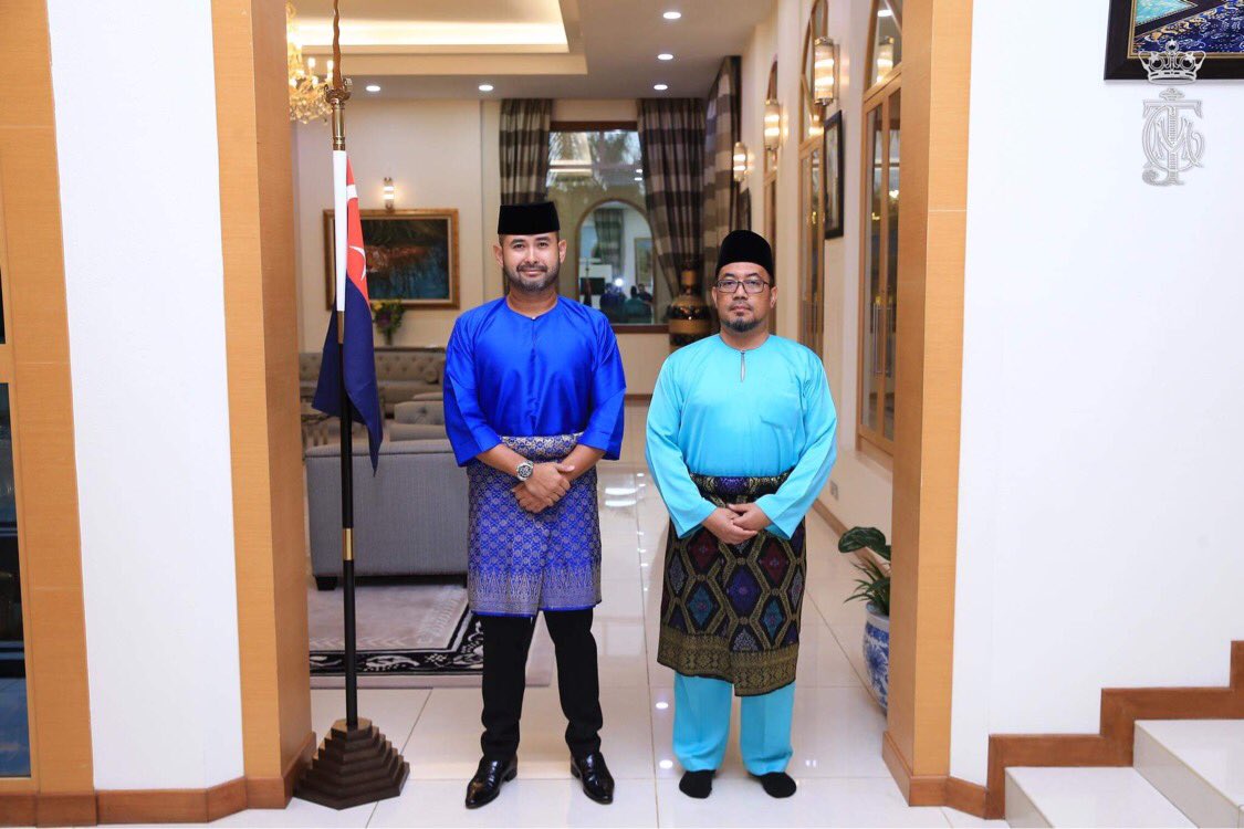 HRHJohorII's tweet photo. DYAM Mejar Jeneral Tunku Ismail Ibni Sultan Ibrahim, Tunku Mahkota Johor menerima mengadap YB Sohibus Samahah Dato’ Haji Yahya Bin Ahmad, Mufti Johor di Istana Bukit Pelangi pada hari ini, 4 September 2020. Allah Peliharakan Sultan. https://t.co/MhGNgT4hPF