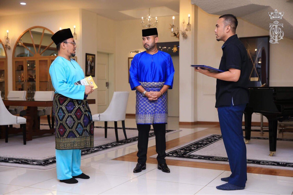 HRHJohorII's tweet photo. DYAM Mejar Jeneral Tunku Ismail Ibni Sultan Ibrahim, Tunku Mahkota Johor menerima mengadap YB Sohibus Samahah Dato’ Haji Yahya Bin Ahmad, Mufti Johor di Istana Bukit Pelangi pada hari ini, 4 September 2020. Allah Peliharakan Sultan. https://t.co/MhGNgT4hPF