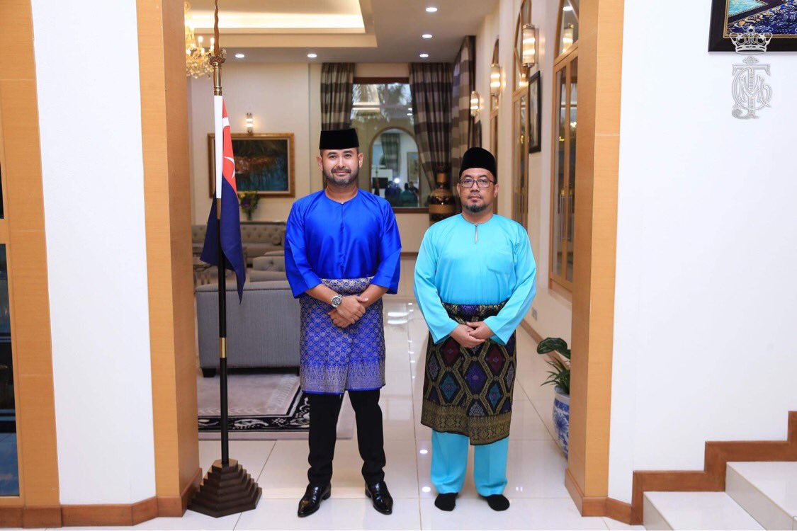 HRHJohorII's tweet photo. DYAM Mejar Jeneral Tunku Ismail Ibni Sultan Ibrahim, Tunku Mahkota Johor menerima mengadap YB Sohibus Samahah Dato’ Haji Yahya Bin Ahmad, Mufti Johor di Istana Bukit Pelangi pada hari ini, 4 September 2020. Allah Peliharakan Sultan. https://t.co/MhGNgT4hPF