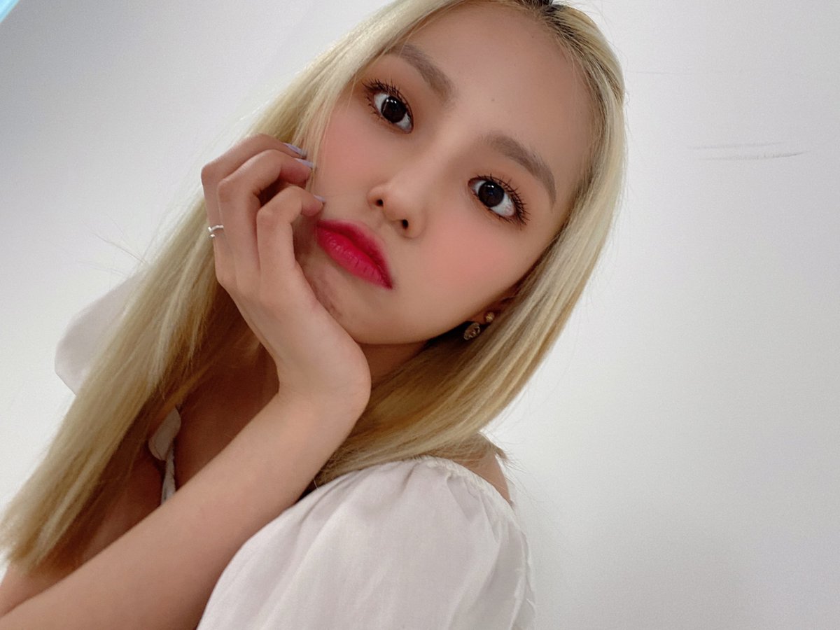 CLC_rp's tweet photo. [#예은] hiii. thank you guys for 11 million views. it's only been two days and... woah, cheshires are the best!!! https://t.co/4LSC37piHf