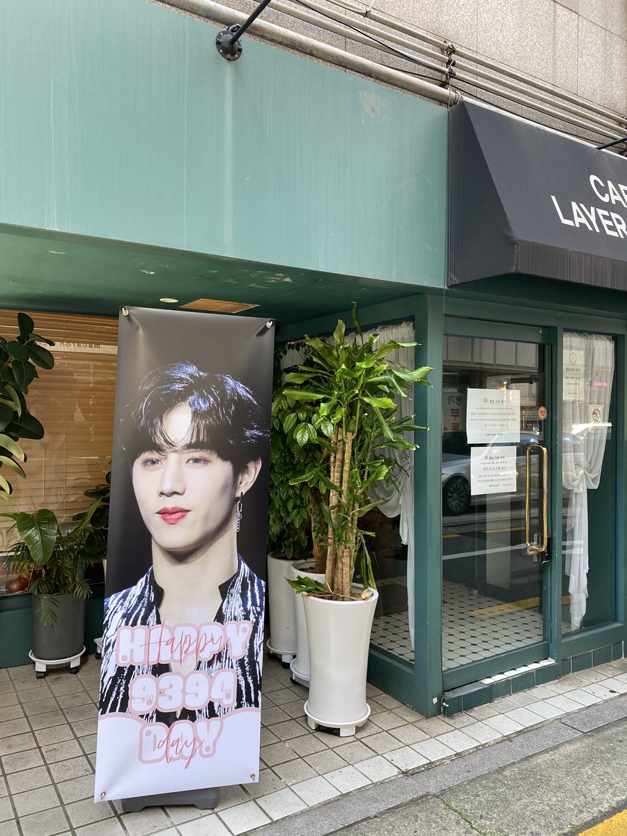 unique_mark93's tweet photo. @happy9394day 
멀리서부터 존잘뿜뿜이던 우리마크 !딸기라떼도 핑크핑크한 색감에 달달해서 자동 단마크 연상🐰💞 차마 다 담지는 못했지만 마크의 다양한 영상과 사진들 전시해 주셔서 넘나 행복했던 맠수니의 하루였어요 감사합니다 😘
#아가새의소중한마크_생일축하해 
#ForeverWithMarkTuanDay https://t.co/q9TUu8Cv8v