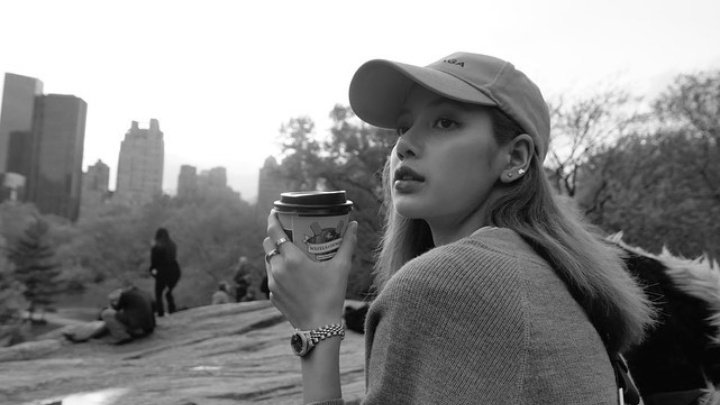 Lalisamybaee's tweet photo. #LISA โหมดเเฟนสาววว https://t.co/JeCgec7q64