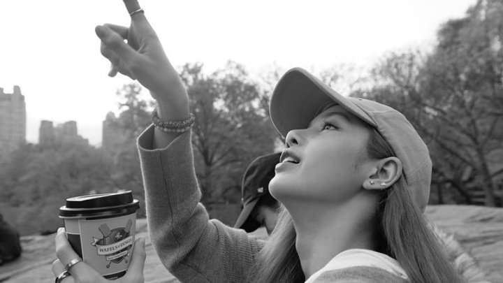 Lalisamybaee's tweet photo. #LISA โหมดเเฟนสาววว https://t.co/JeCgec7q64