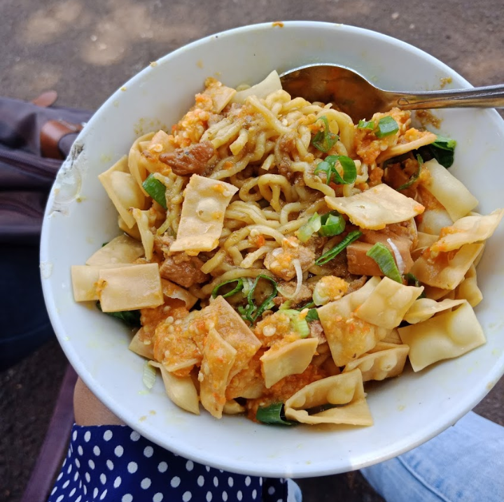anakuidotcom's tweet photo. nih salah satu makanan favorit sejuta umat di UI: mi ayam sengketa. 10rb doang porsinya udah bnyak bgt. favorit mimin sih mi yamin🤤

buat yg blm tau, tmpatnya di depan Gedung X FIB. klo lagi ga buka disana, langsung aja ke cabangnya yg ada di Kutek, tepatnya di Jl. Mandor Guweng https://t.co/BxY2zToMXE