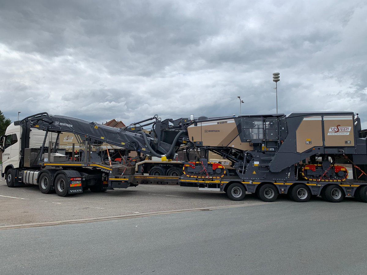 EricRuijsscher's tweet photo. Samen staan we sterk! Nieuwe Wirtgen 220 Fi frees afgeleverd. @freesbedrijf @versluysgroep1 @H4A_ @tdewit3 https://t.co/80NV8eCTRr
