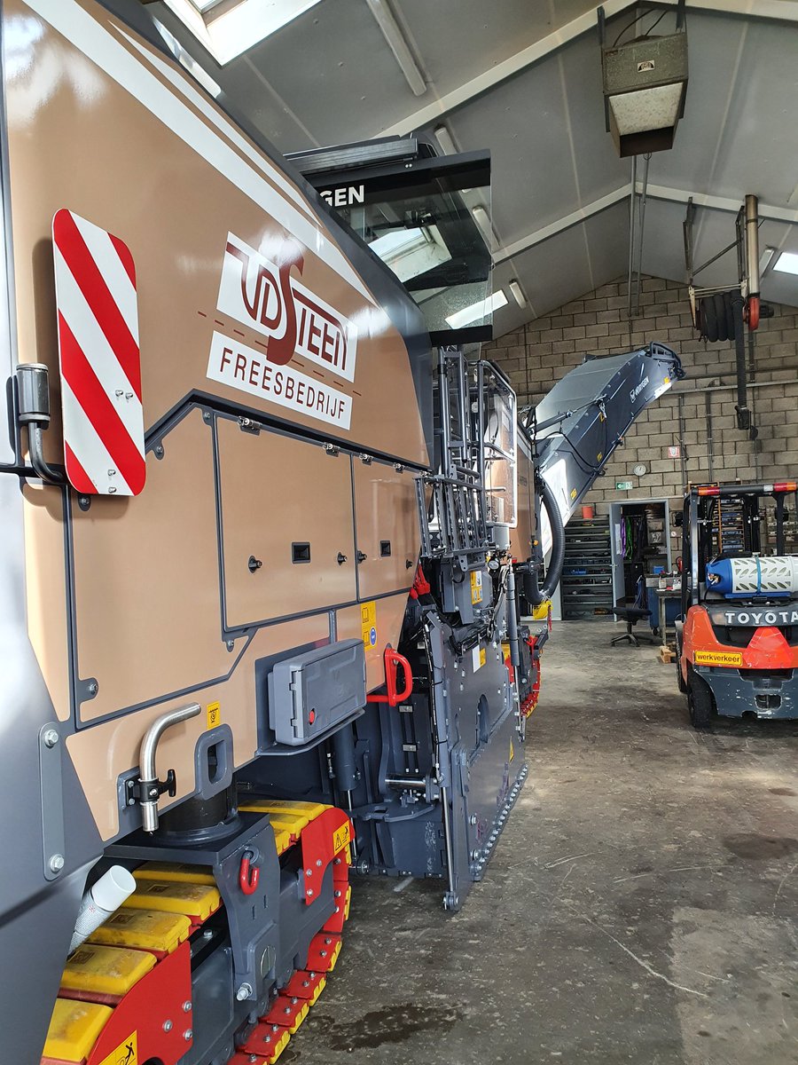 EricRuijsscher's tweet photo. Samen staan we sterk! Nieuwe Wirtgen 220 Fi frees afgeleverd. @freesbedrijf @versluysgroep1 @H4A_ @tdewit3 https://t.co/80NV8eCTRr