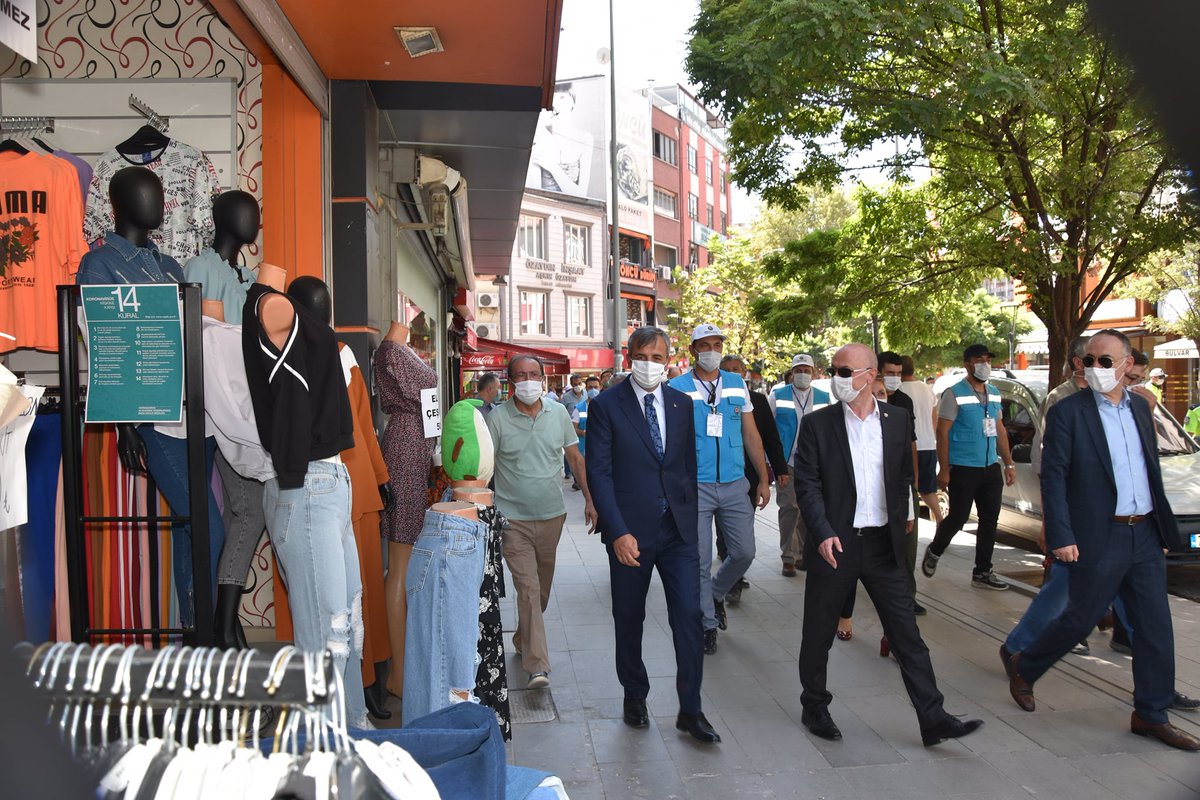 Valimiz Yunus Sezer, Belediye Başkanı Mehmet Saygılı ile birlikte, vatandaşlarımızı bilinçlendirmek ve salgınla mücadeleyi güçlendirmek amacıyla, toplu yaşam alanlarında denetim gerçekleştirdi.
#SağlıkİçinHepimizİçin
