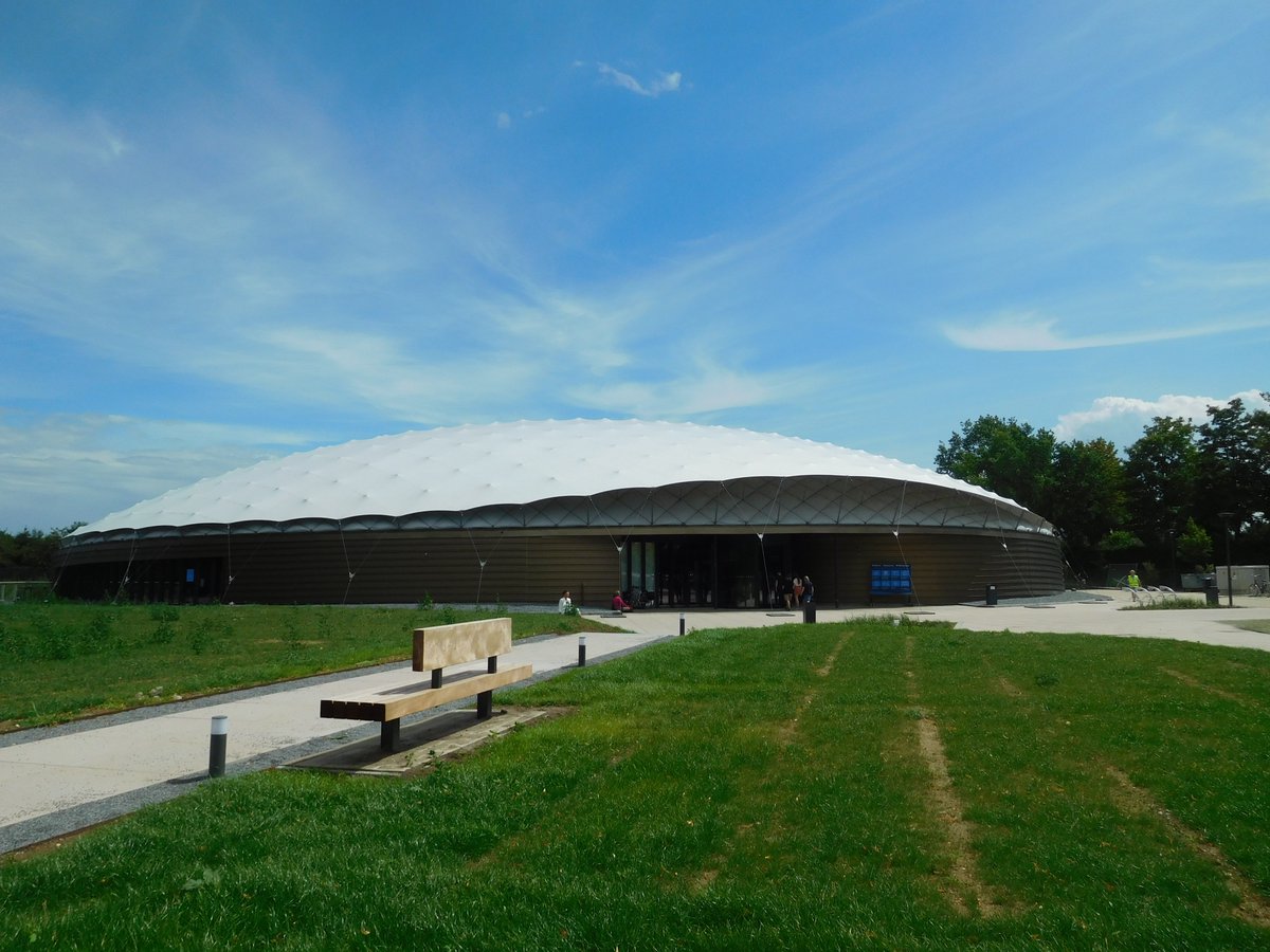 shadeddome's tweet photo. Het Vrijheidsmuseum dat een Shaded Dome als dak heeft, ligt op een heuvel en is naar de vallei toe lichtjes opgetild en uitgesneden. Kantoren + depot zijn ondergronds gebouwd hierdoor biedt het restaurant zicht op de vallei. 📸@Nooit1Verhaal @ZJArch @RHDHV 
@polyned https://t.co/PKZzH6FHRK