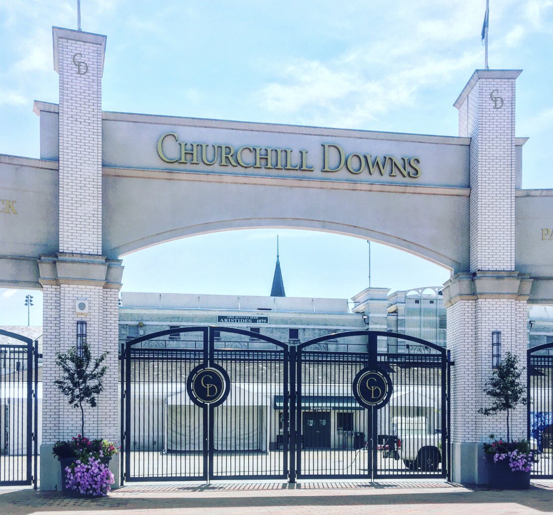laurabagley4's tweet image. Here’s to the weekend and #Derby2020 #LaborDayWeekend 🐎🍹
